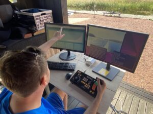 Forskare Louis Thierry förljer med Åboat