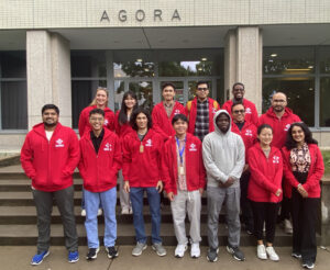 Studerande i internationella magisterprogrammet EDISS utanför universitetsbyggnaden Agora.