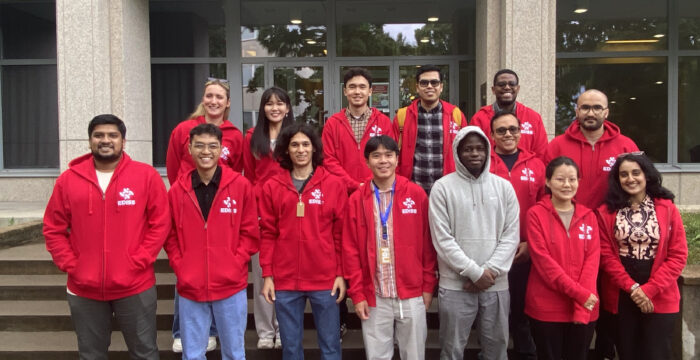 Studerande i internationella magisterprogrammet EDISS utanför universitetsbyggnaden Agora.