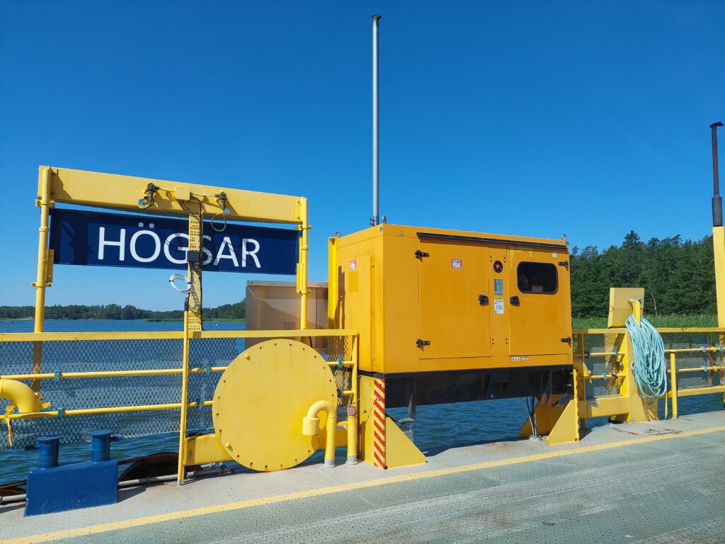 Skylten Högsar på färjan som går till Högsar.