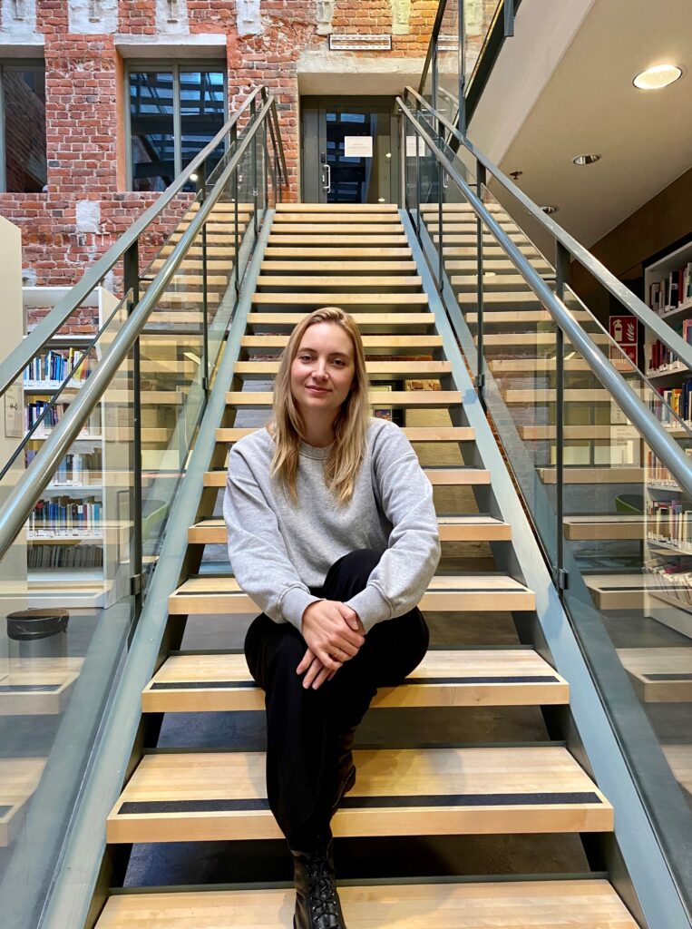 Johanna Holm sitter i en trappa.