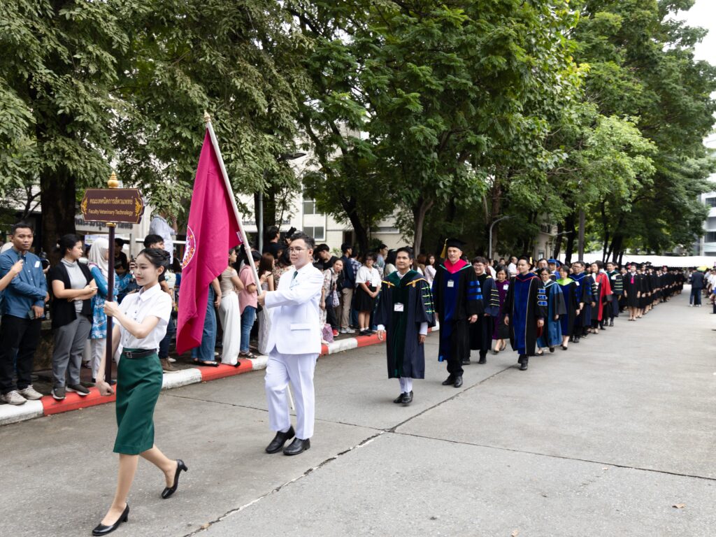 Fakulteten för veterinärteknologi under processionen till examenstillfället.
