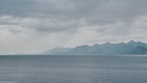 Foto på hav och berg.