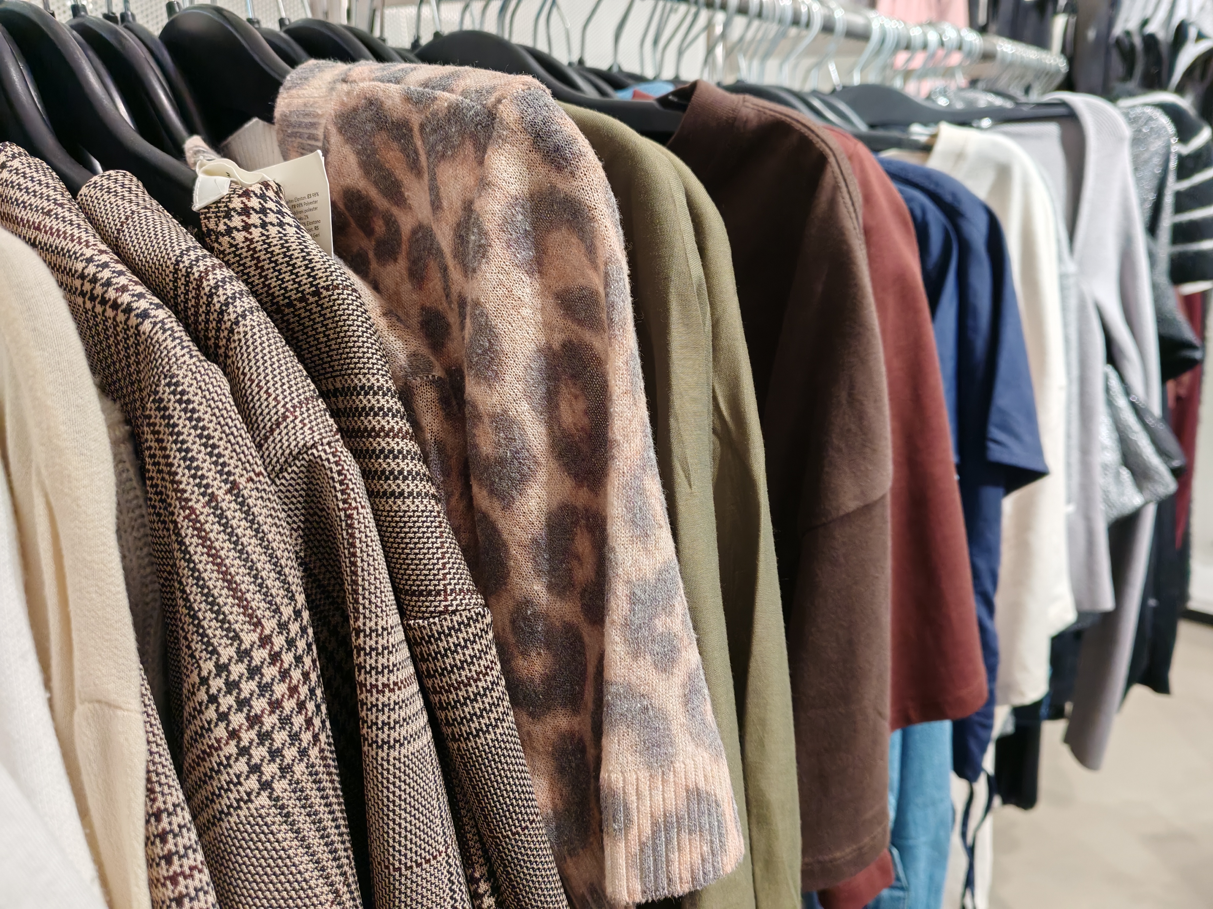 Fråga forskaren: Varför fortsätter vi köpa snabbmode och konsumera ohållbart trots att vi borde veta bättre?