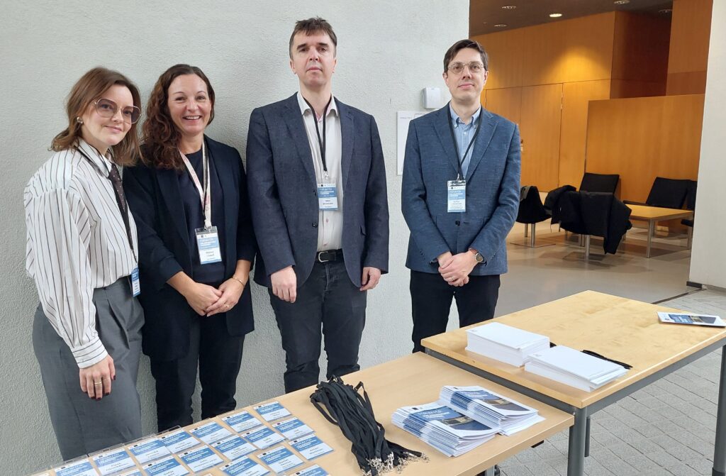 Fyra glada personer bakom ett bord.