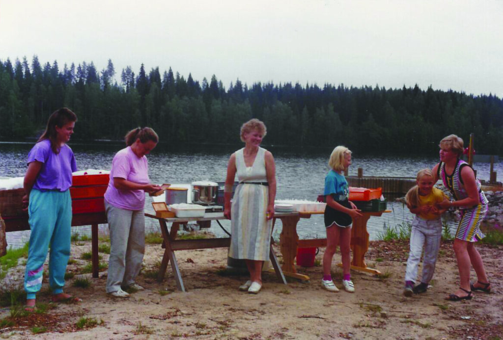 Glada människor på en strand.