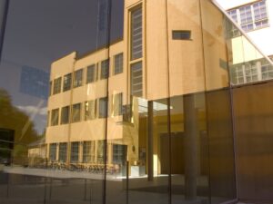 Byggnaden ASA från gården