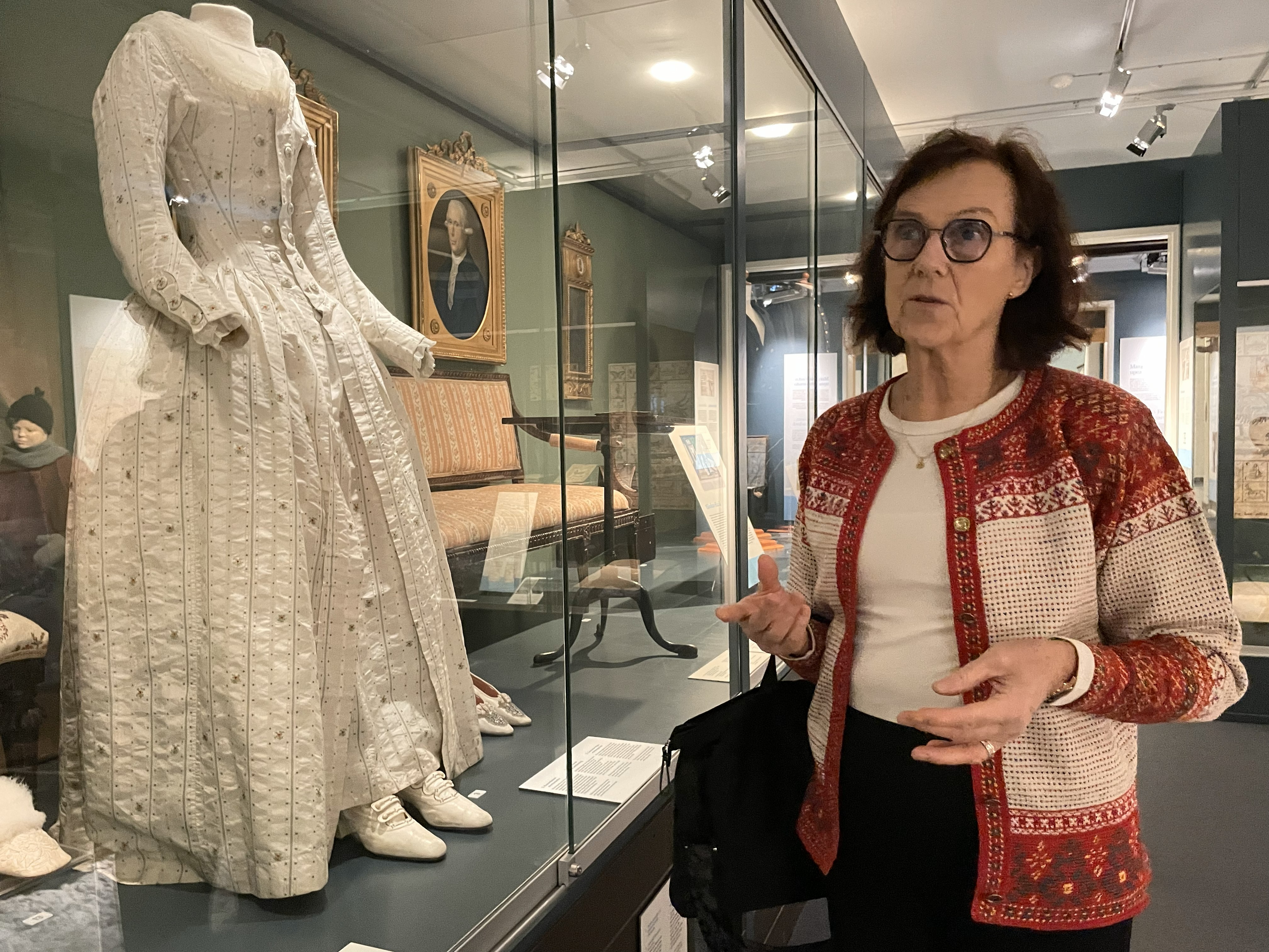 Helena vill veta vad gamla österbottniska modedräkter kan lära oss