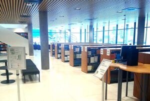 sal med stora fönster och kursbokshyllor