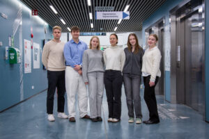 Studerande och mentorer på svenskbetonade läkarlinjen vid Åbo universitet.