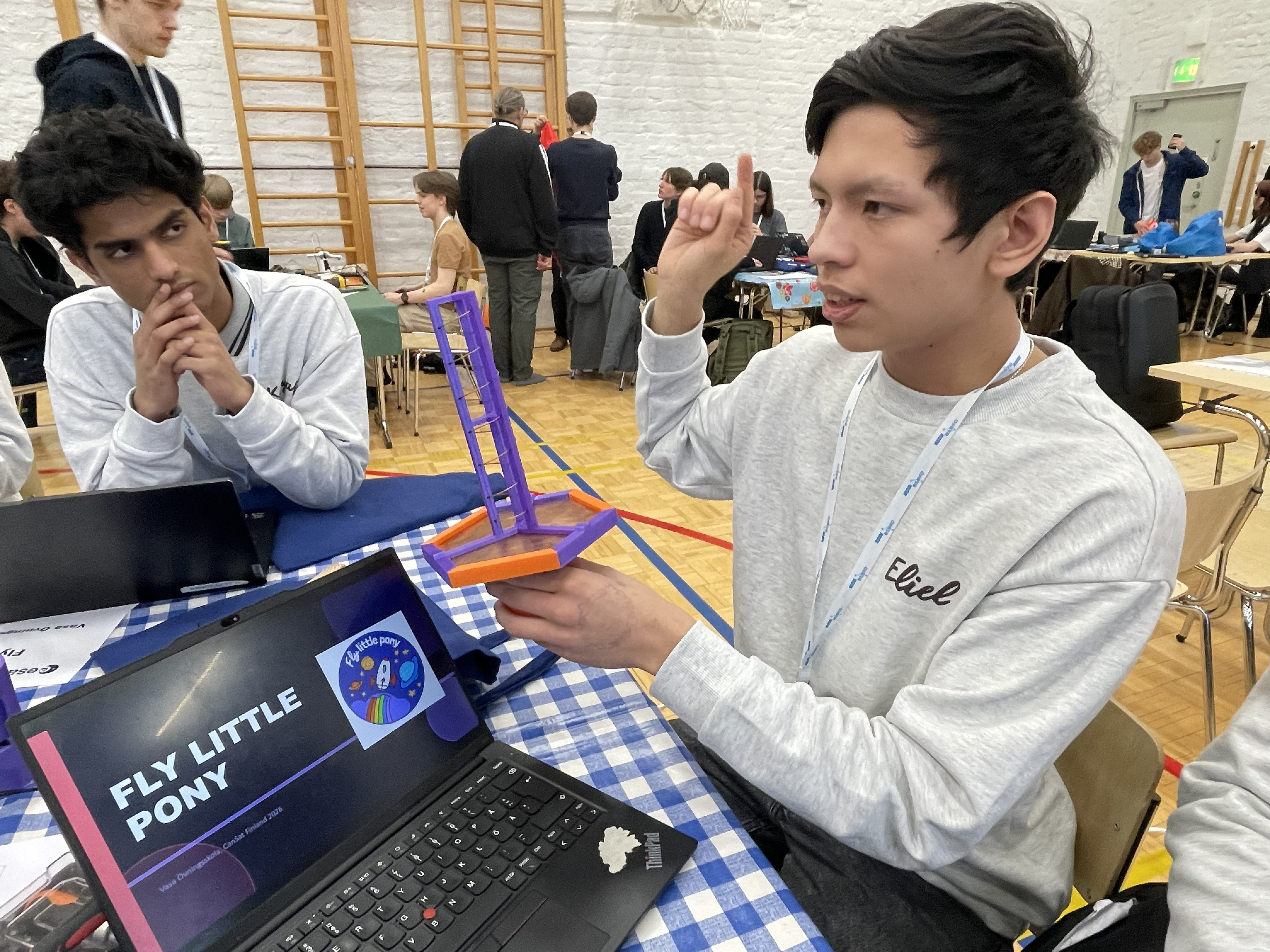 Gymnasieelever bygger satelliter i Academill