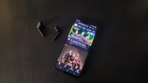 En telefon som visar KAJ på Youtube.