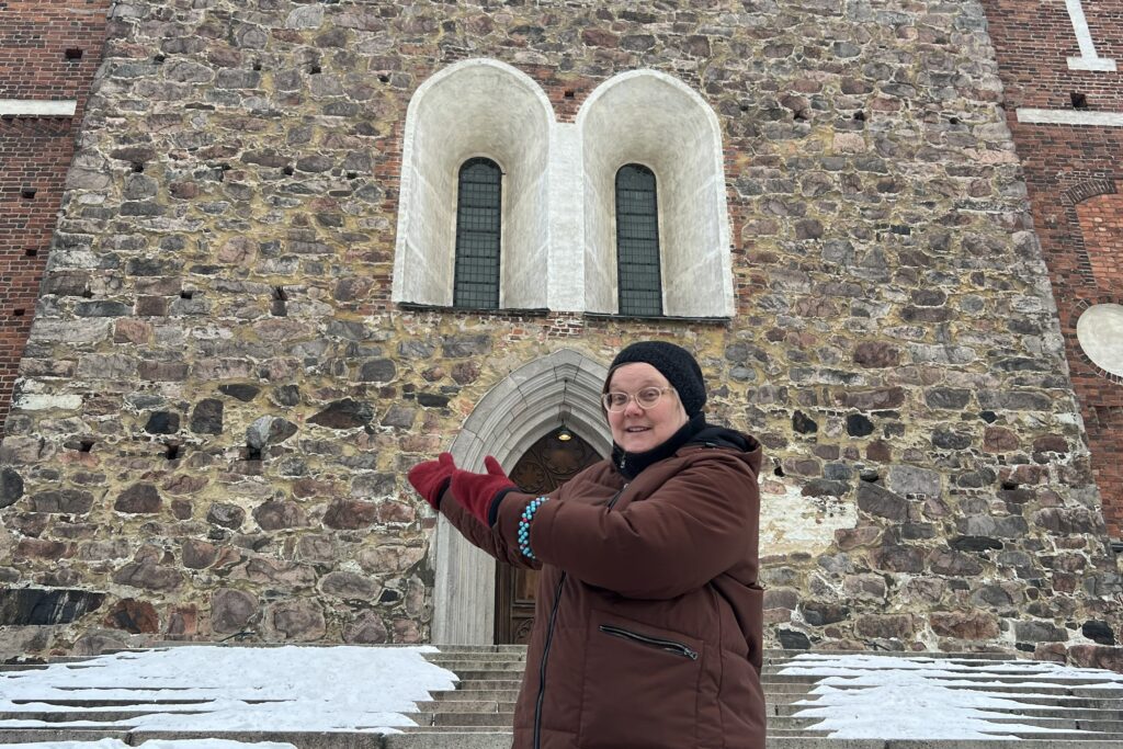 Mia Henriksson utanför Åbo domkyrka.