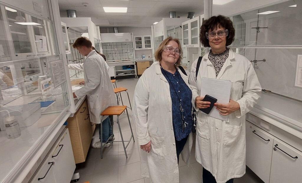 Eva Larzén-Östermark och Ann-Christine Lindström i vita labbrockar.