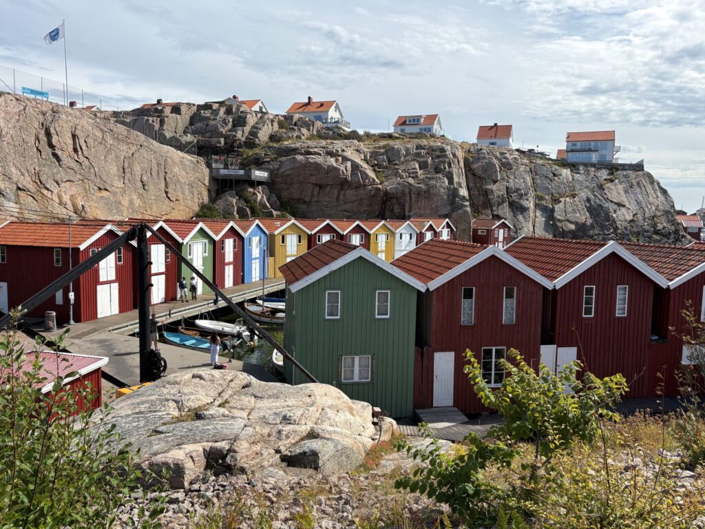 Färggranna hus på en bergig strand.