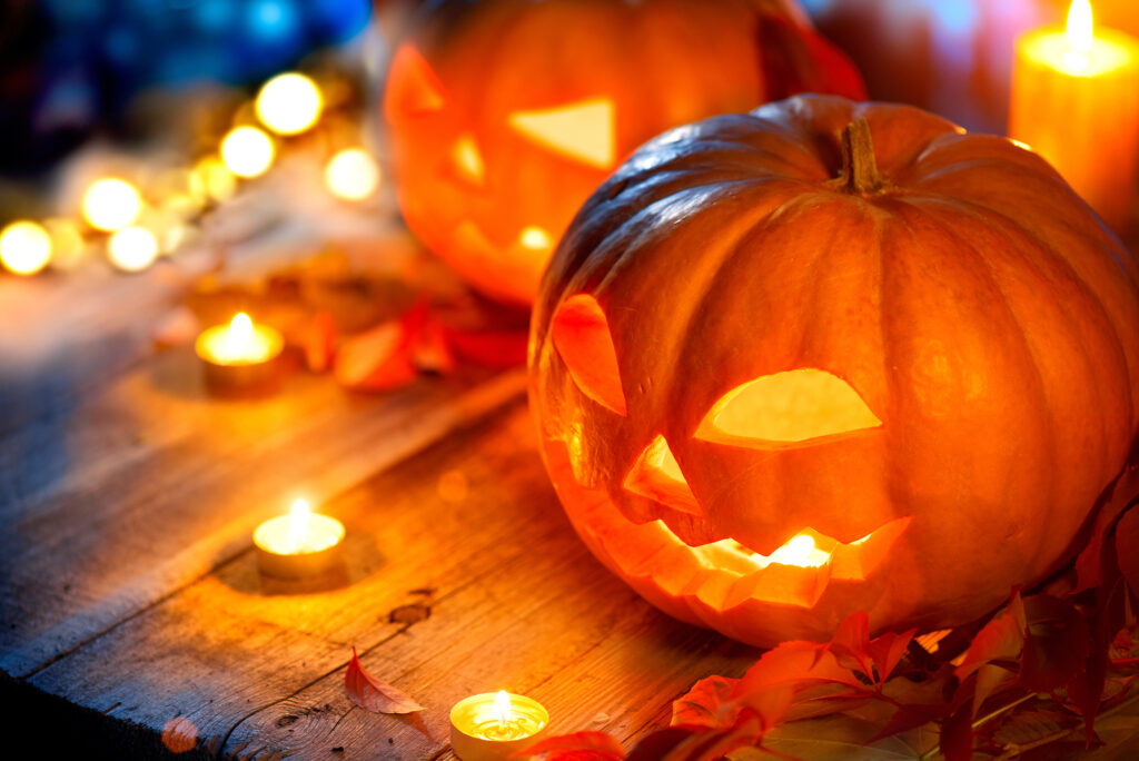 Halloween-pumpa i skenet av levande ljus.
