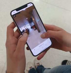 Smarttelefon med orienteringsspelet i Thinglink